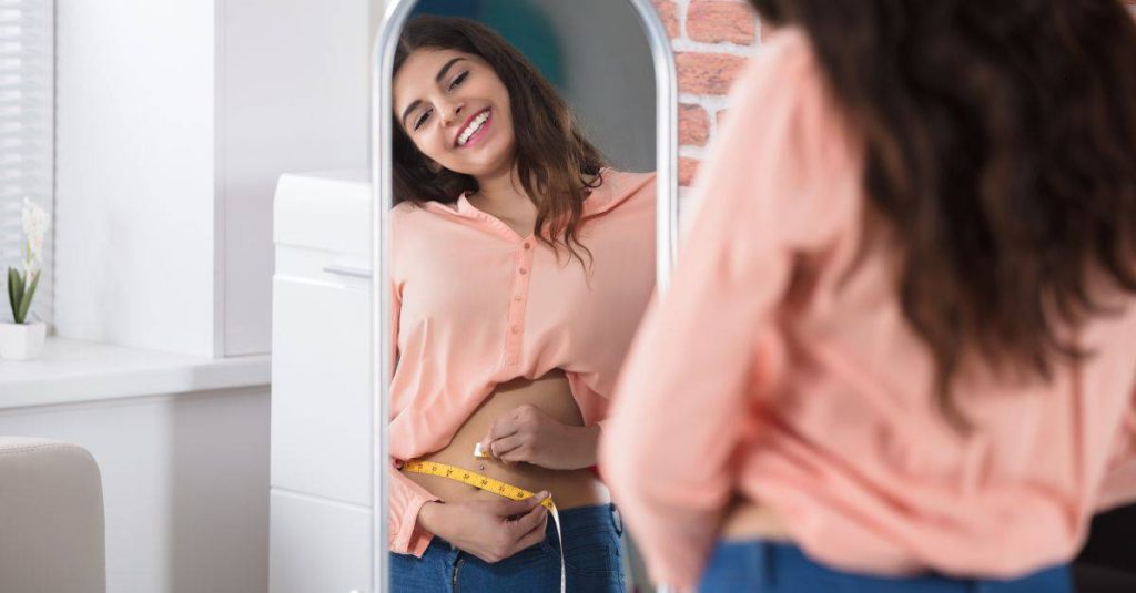 femeie fericita dupa lipoaspiratia cu laser