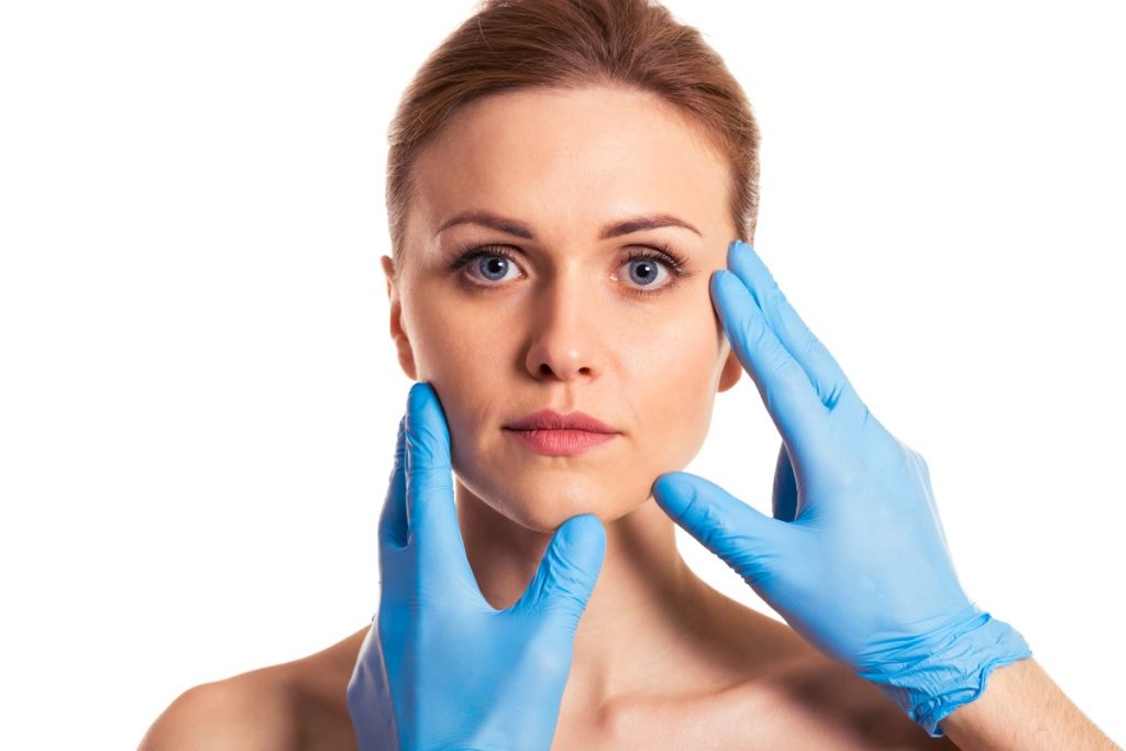 femeie in timpul unei operatii de micsorare a nasului