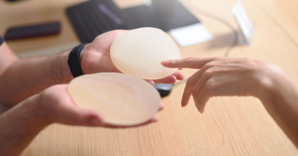 alegerea implanturilor mamare pentru schimbarea celor vechi